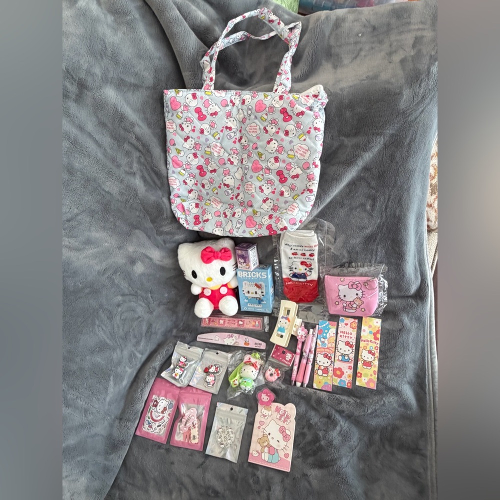 ❤️❤️Sanrio Hello Kitty Zippered Puffer Tote Bag & Accessories Set Over 20 Items